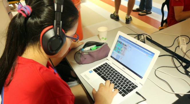 Nuit du code à Taipei : une élève programme son jeu vidéo
