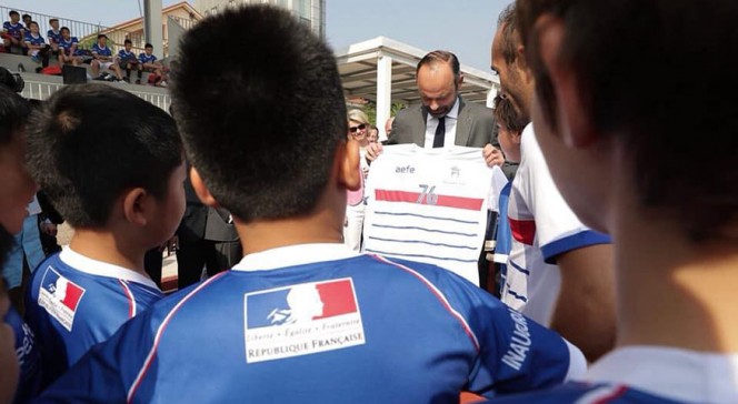 Hanoï : un maillot de sport au numéro symbolique offert à Édouard Philippe