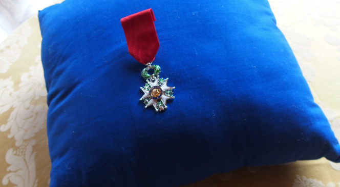 La médaille de chevalier de la Légion d&#039;honneur remise à Olivier Brochet
