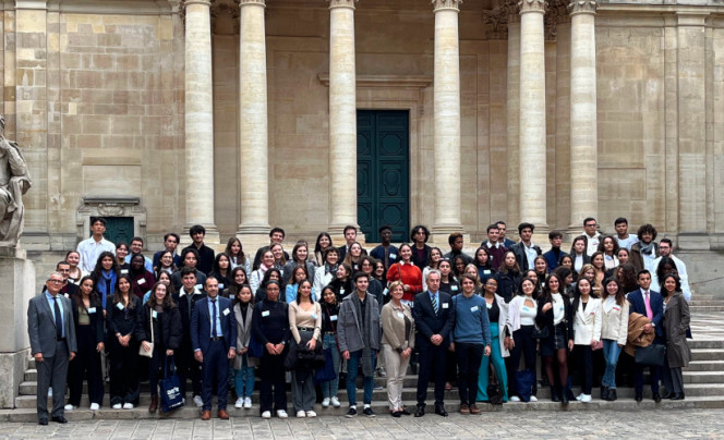 Accueil de la promotion Excellence-Major 2022 : photo souvenir dans la cour de la Sorbonne