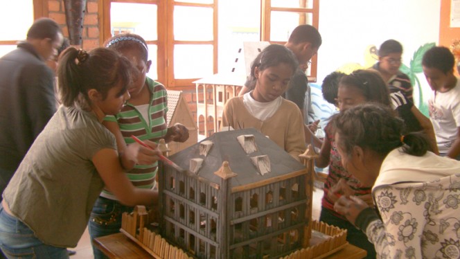 Des élèves de Madagascar construisant une maquette dans le cadre de l&#039;APP-Monde &quot;Honneurs aux arts premiers&quot;  