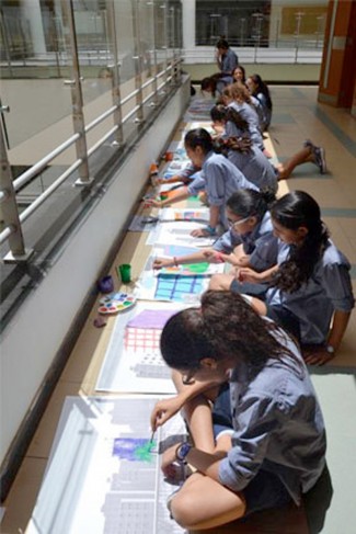 Des élèves de l&#039;école Voltaire du Caire peignent sur des photographies d&#039;immeubles pendant une APP sur le développement durable 