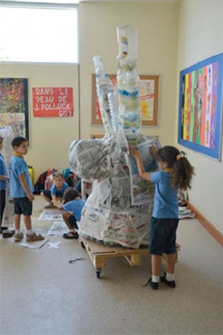 Des élèves de grande section de l&#039;école Voltaire du Caire réalisent une grande sculpture à la manière de Niki de Saint Phalle avec des bouteilles en plastique 