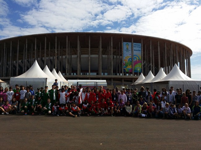 CMEFE 2014 : les participants du tournoi de Brasilia devant le stade de la capitale brésilienne