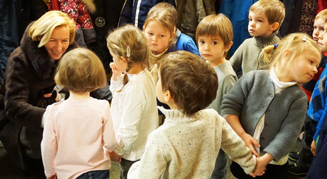 La directrice de l&#039;AEFE avec de jeunes écoliers de Moscou