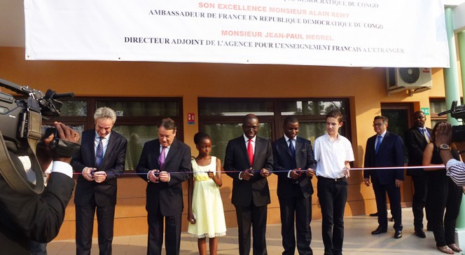 Inauguration du lycée français de Kinshasa : coupé de ruban