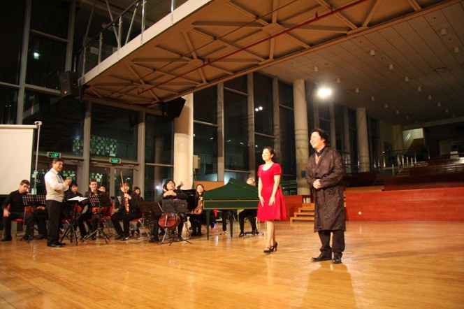 Deux artistes sur scène au lycée français de Shanghai pour l&#039;APP-Monde &quot;Osons l&#039;Opéra&quot; 