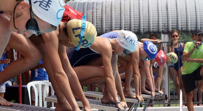 Championnat de natation Asie-Pacifique 2016 : des nageuses aux couleurs de leur école