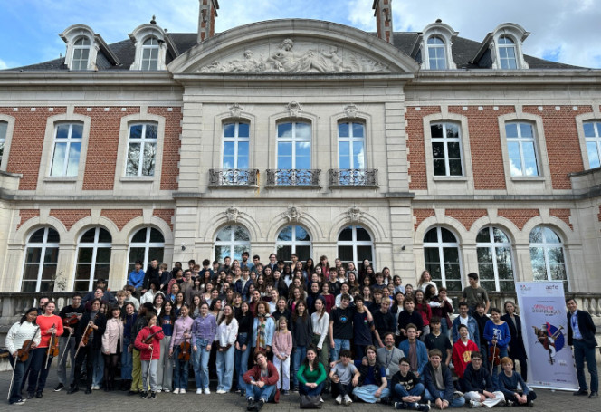 Orchestre des lycées français du monde 2024 : photo de groupe devant le lieu des répétitions