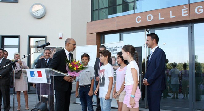 Rentrée 2014 à Bucarest : remise de bouquet au secrétaire d&#039;État