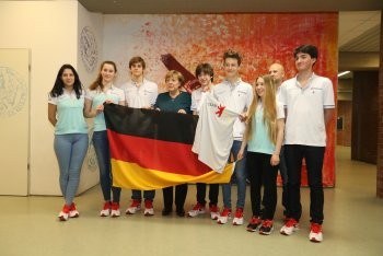 Visite d&#039;Angela Merkel au Lycée français de Berlin : photo avec l&#039;équipe des &quot;JIJ&quot;