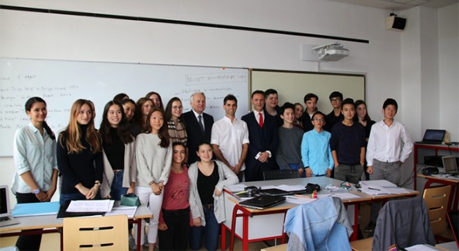 Visite ministérielle au Lycée français de Shanghai du 1er novembre 2016 : M. Ayrault avec une classe de première