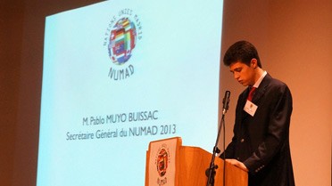 Le jeune Pablo Muyo Buissac dans son rôle de secrétaire général des NUMAD.