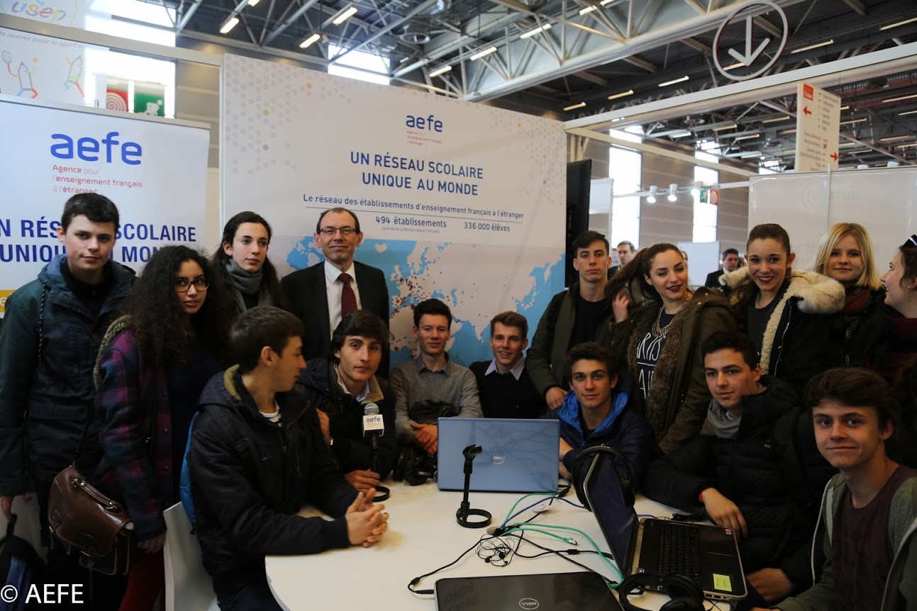 Des élèves de Turin avec le directeur de l'AEFE