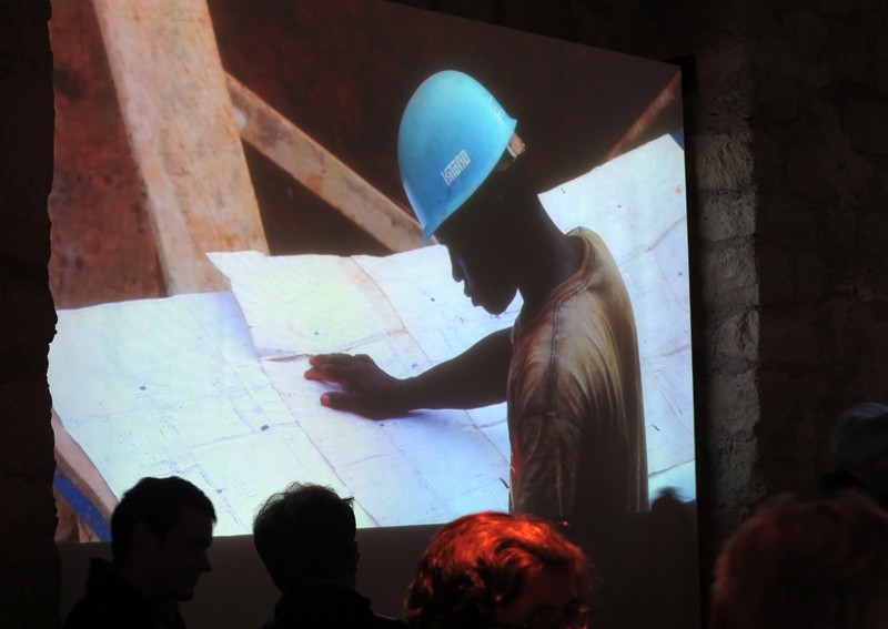 Projection vidéo sur le chantier de Dakar