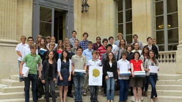 Les lauréats des olympiades nationales de géosciences 2012 dans la cour du ministère