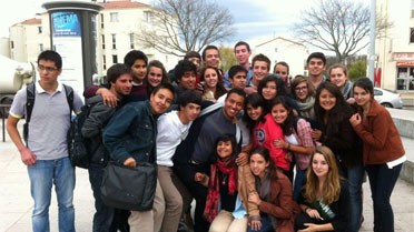 Photo de groupe d'élèves enthousiastes. © Lycée franco-boliv
