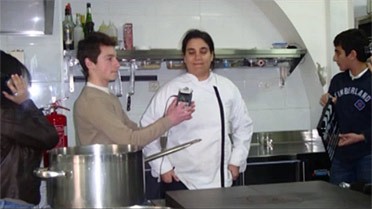 Scène du tournage dans les cuisines d'un restaurant