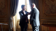 Remise de l'insigne de la Légion d'honneur à Olivier Brochet, directeur de l'AEFE