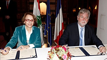 L'ambassadeur de France au Liban et la directrice de l'AEFE sign