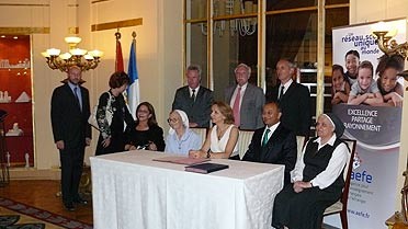 Photo : cérémonie à la Résidence de France avec les 4 établissements signataires