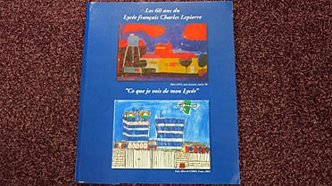 Le livre-souvenir des 60 ans du lycée français Charles-Lepierre.