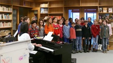 Chant choral interprété par des collégiens (classe de 5e).