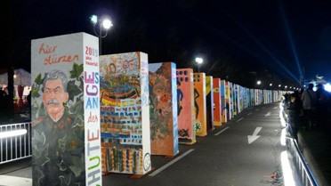 <strong>La chaîne des dominos à Berlin pour la « fête de la 