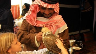 Rencontre entre les enfants et un faucon, animal  emblématique aux Émirats