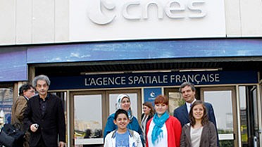 Photo: les 3 1ers lauréats devant le siège du CNES à Paris