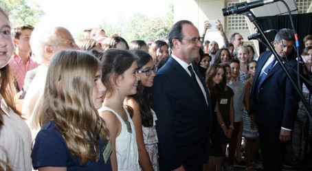 Le président Hollande entouré des élèves de Buenos Aires